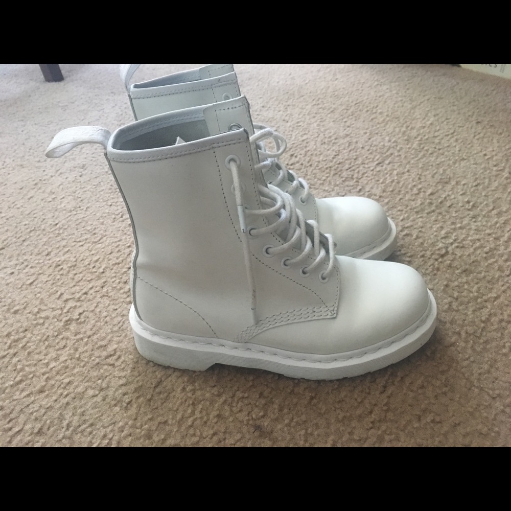 Men’s Dr Marten shoes: white size 5?